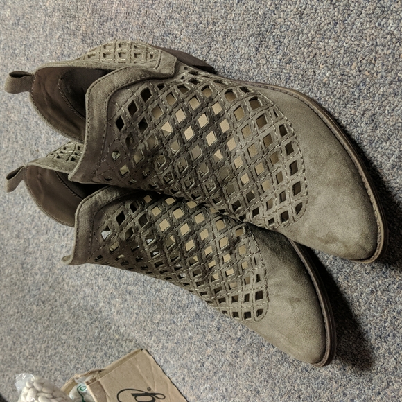 Shoes - Picture 2 of 5